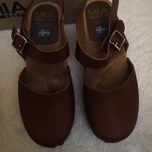 MIA Freja Clogs: Leather in brown/Women’s size 8
